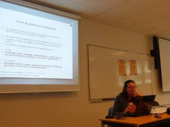 Un moment de l'intervention de Mercè Pujol: Espagnol à usage professionnel: l'étude de cas comme moyen d'apprentissage de la langue et de la civilisation (économique)