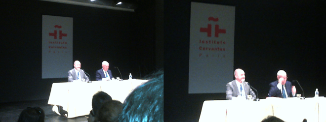 Arturo Pérez-Reverte et Víctor García de la Concha à l’Institut Cervantès de Paris le 4 juin 2015.